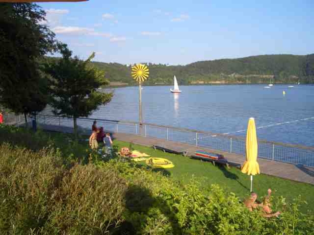 Viele Ruheplätze mit Blick auf den Edersee